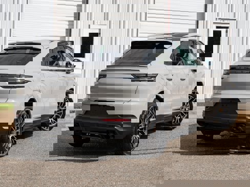 Certified 2022 Porsche Cayenne Platinum Edition image 7