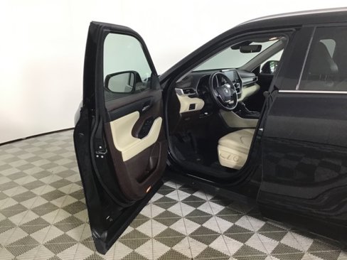 Used 2020 Toyota Highlander XLE image 10