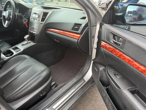 Used 2010 Subaru Outback 2.5i Limited image 12