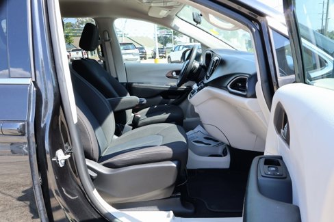Used 2022 Chrysler Voyager LX image 8