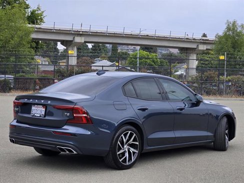 Used 2020 Volvo S60 T5 Momentum image 4