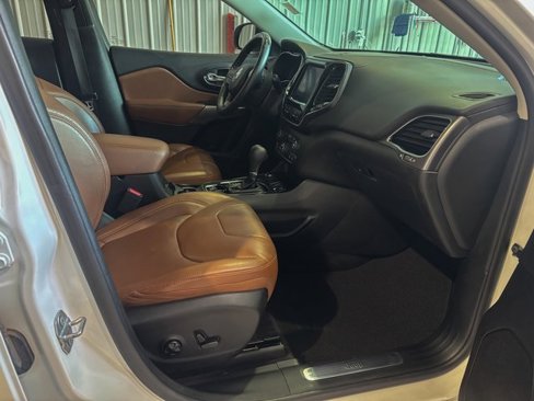 Used 2019 Jeep Cherokee Overland w/ Technology Group image 13