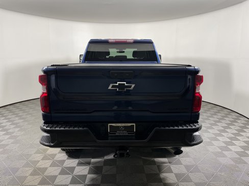 Used 2022 Chevrolet Silverado 2500 Custom w/ Custom Value Package image 4