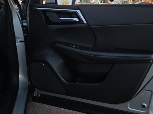 New 2025 Mitsubishi Outlander SE image 23
