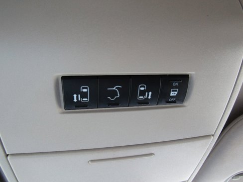 Used 2015 Chrysler Town & Country Touring-L image 22