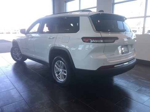 Used 2023 Jeep Grand Cherokee L Laredo image 3