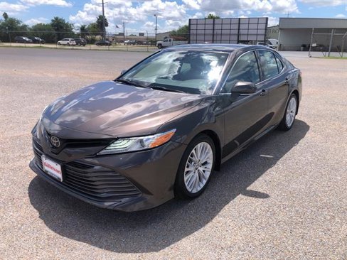 Used 2019 Toyota Camry SE image 3