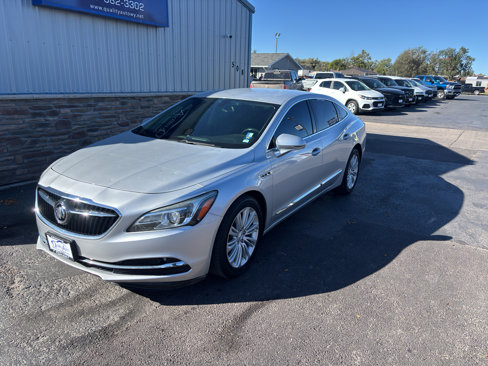 Used 2018 Buick LaCrosse Essence image 2