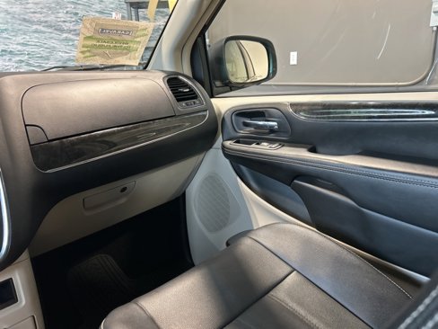 Used 2014 Chrysler Town & Country Touring image 23