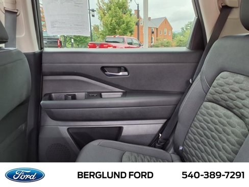 Used 2022 Nissan Pathfinder SV image 32