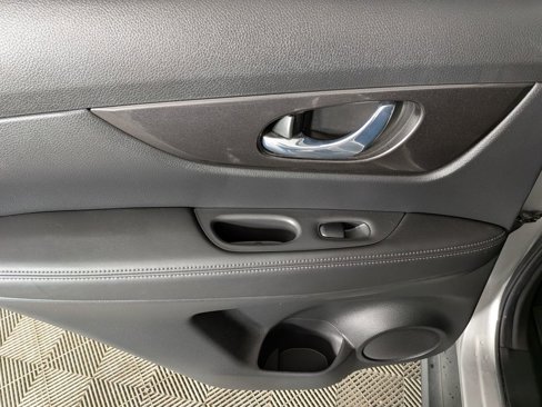 Used 2020 Nissan Rogue SV image 26