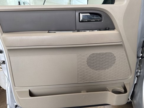 Used 2010 Ford Expedition XLT image 11