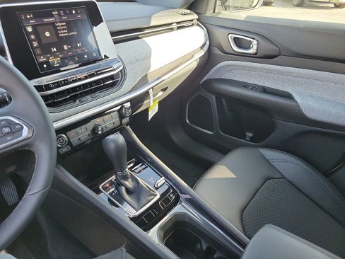 New 2025 Jeep Compass Latitude image 12