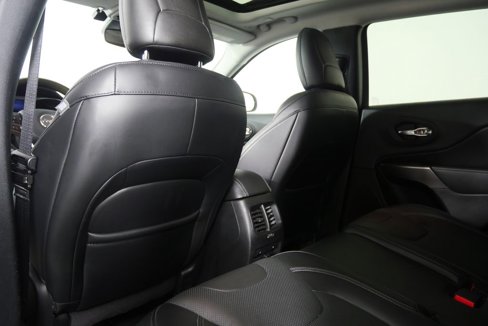 Used 2019 Jeep Cherokee Overland w/ Technology Group image 19