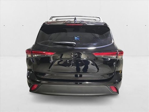 Used 2022 Toyota Highlander XLE image 6