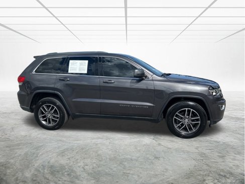 Used 2018 Jeep Grand Cherokee Laredo image 2