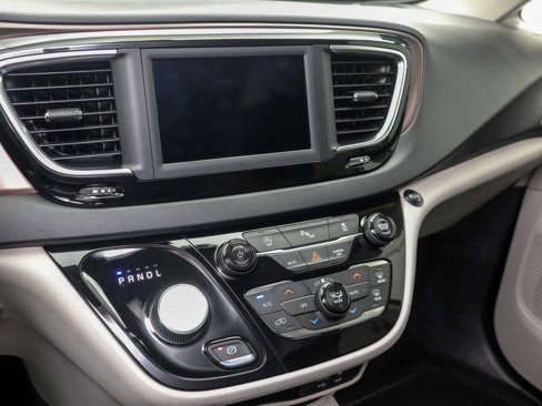 Used 2018 Chrysler Pacifica Touring-L image 20