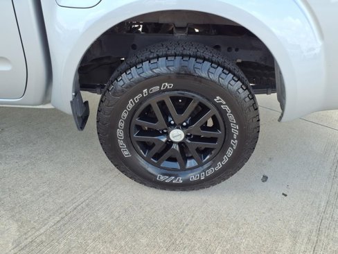 Used 2015 Nissan Frontier SV image 27