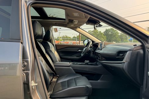 Used 2022 Nissan Rogue SV w/ SV Premium Package image 9