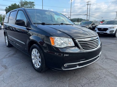 Used 2016 Chrysler Town & Country Touring image 1