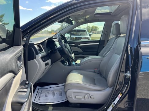 Used 2017 Toyota Highlander SE image 8