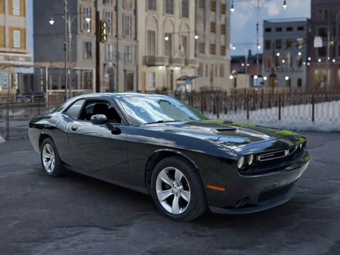 Used 2016 Dodge Challenger SXT image 1