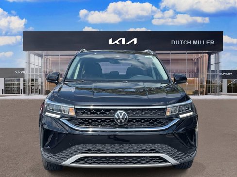 Used 2024 Volkswagen Taos SE image 2