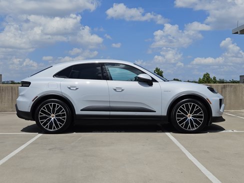 Certified 2024 Porsche Macan 4 Electric image 9