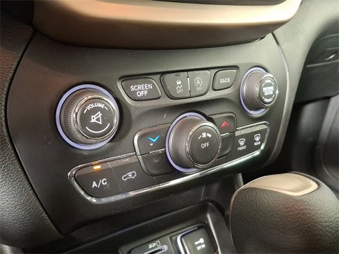 Used 2017 Jeep Cherokee Latitude w/ Cold Weather Group image 18