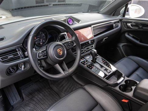 Certified 2024 Porsche Macan image 4