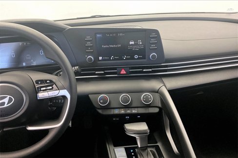 Certified 2025 Hyundai Elantra SE image 6