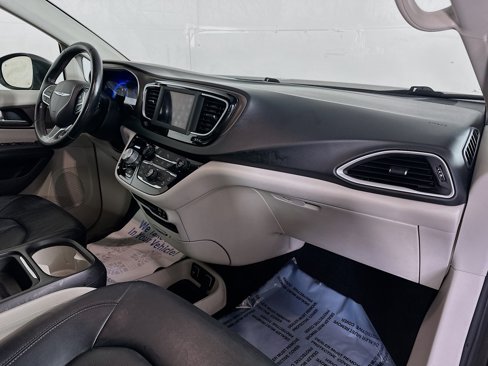Used 2019 Chrysler Pacifica Touring-L image 28