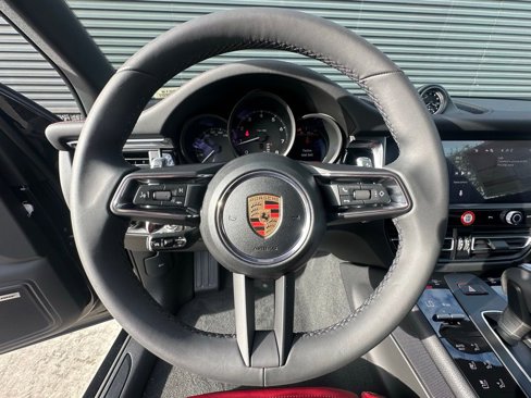 Used 2025 Porsche Macan image 17