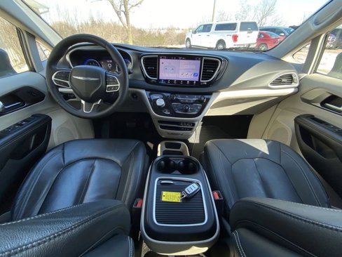 Used 2022 Chrysler Pacifica Touring-L image 13