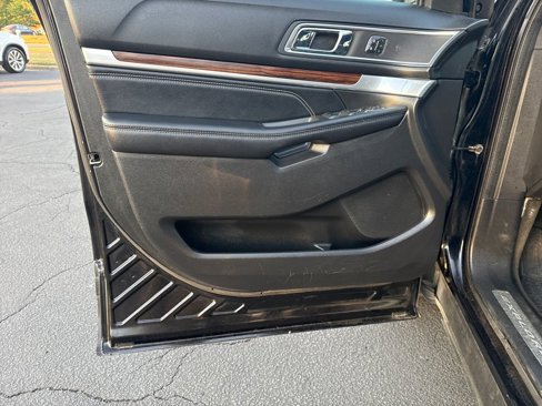 Used 2017 Ford Explorer Limited image 11