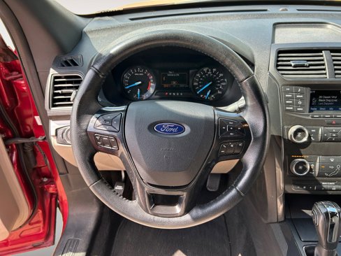 Used 2018 Ford Explorer XLT image 12