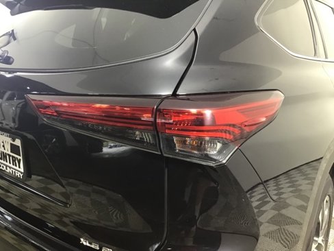 Used 2020 Toyota Highlander XLE image 28