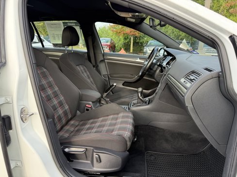 Used 2018 Volkswagen GTI SE image 36