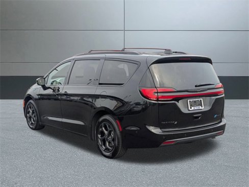 Used 2024 Chrysler Pacifica Premium image 4