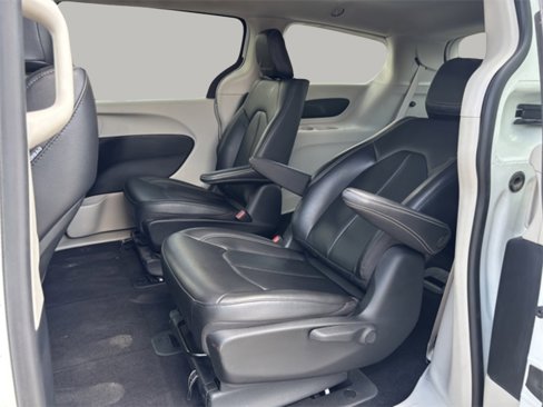 Used 2022 Chrysler Pacifica Touring-L image 21