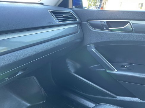 Used 2017 Volkswagen Passat 1.8T R-Line image 40