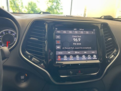 Used 2019 Jeep Cherokee Limited image 9