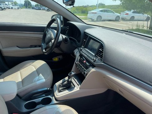 Used 2017 Hyundai Elantra Limited image 2