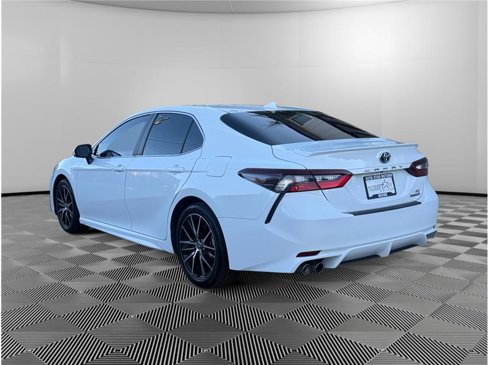 Used 2023 Toyota Camry SE image 3