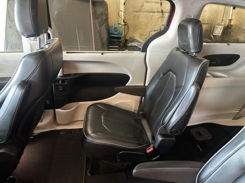 Used 2020 Chrysler Pacifica Limited image 33