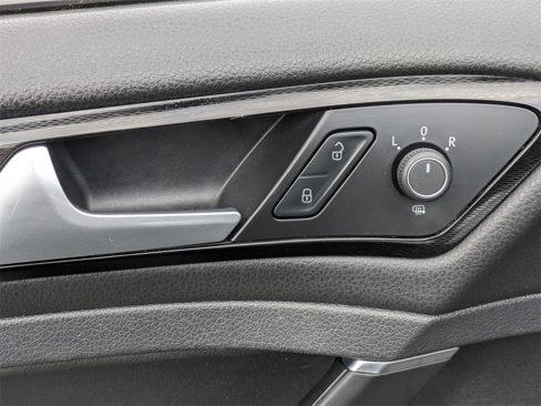 Used 2017 Volkswagen GTI SE image 12