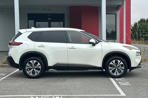 Used 2022 Nissan Rogue SV image 3