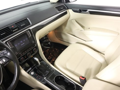 Used 2019 Volkswagen Passat 2.0T SE R-Line image 31