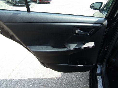 Used 2016 Toyota Camry image 21