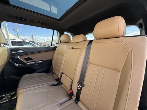 Used 2022 Volkswagen Tiguan SE w/ Panoramic Sunroof Package image 9